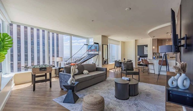 Stadium District Apt| Pool,Gym,Balcony,Parking,WD