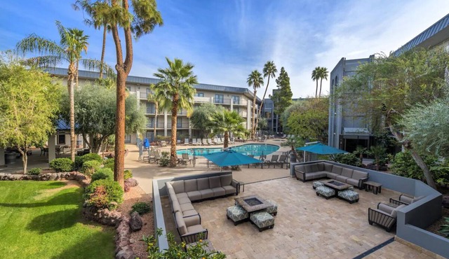 Standard 2 Queens at Holiday Inn & Suites Phoenix Airport North - Outdoor Pool