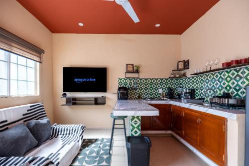 Starlink Wi-Fi, 4min to Beach & Downtown, Laundry Service Included, PetsOK