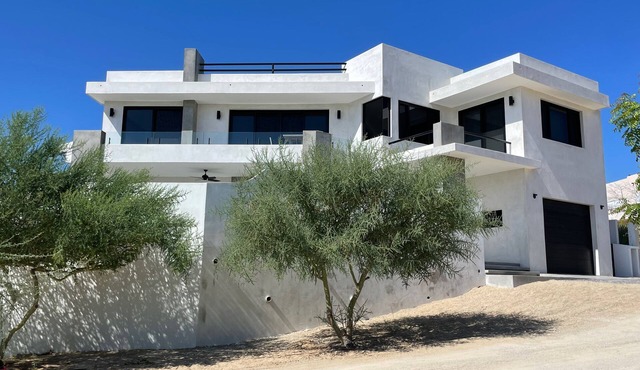 Steps to private beach, stunning views, 3-story 4 bdr 4 bath Villa in La Ventana