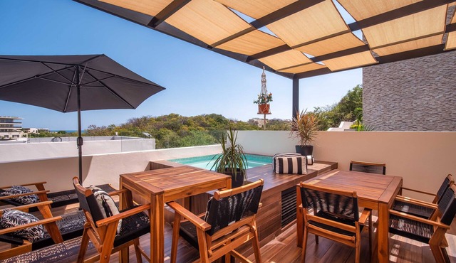 Steps to the beach with private plunge pool and rooftop terrace in Arrocito