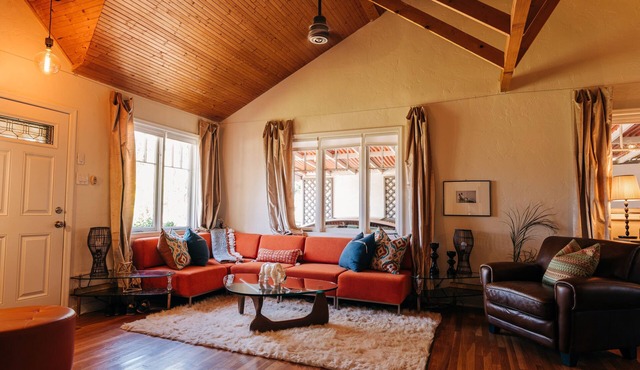 Storybook Perfect Historic Cottage Near Downtown