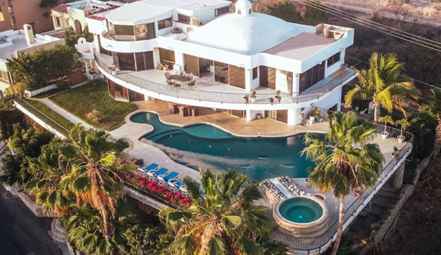 Striking Ocean View with huge Pool - walk to Beach