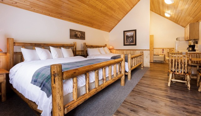 Studio 2 King Bed, Full Bath, Full Kitchen 10 Minutes from West Glacier Park!
