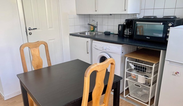 Studio Apartment - Great Location & Parking