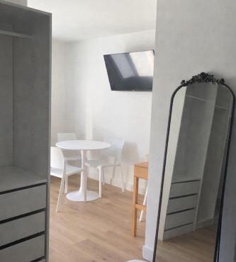Studio climatisé avec terrasse privative