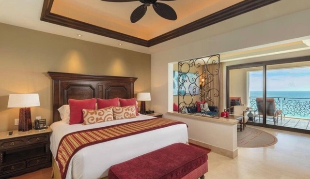 Studio in a luxury resort on the beach with 7 outdoor swimming pools.