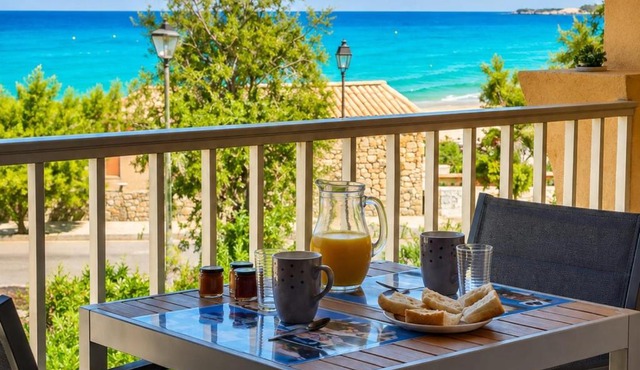 Studio standing classé meublé de tourisme avec terrasse vue mer " les pieds dans l'eau " à Algajola in Algajola