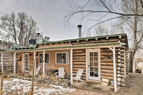 Studio-Style Log Cabin near Carson National Forest, New Mexico in San Cristobal
