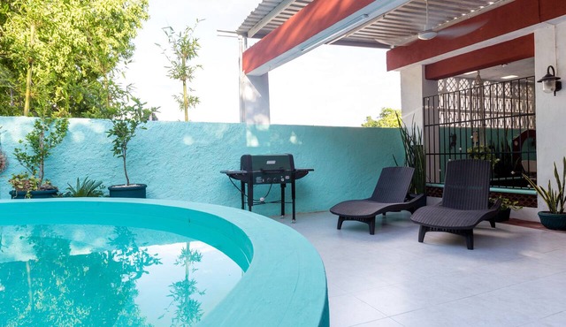 Studio w/shared plunge pool, Netflix, etc. .9 mi. from central sq.