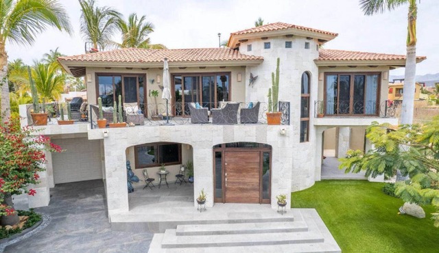 Stunning 3-Bedroom Villa in Exclusive La Jolla | Private Pool + Jacuzzi