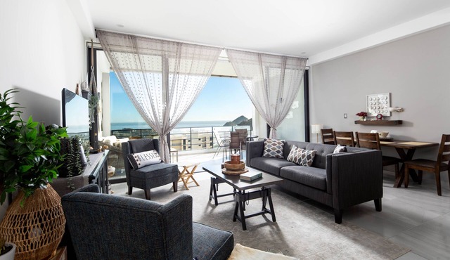 Stunning Condo, Ocean, Sunrise and Marina Views, 5 Min to Marina, Fast Wifi
