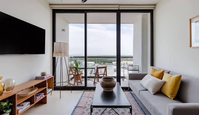 Stunning Lagoon View Condo Pool & Gym 9th Floor