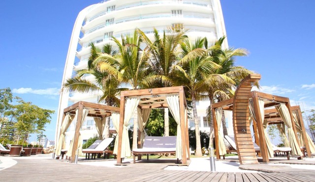 Stunning Marina Condo with Pool, Gym and Restaurant