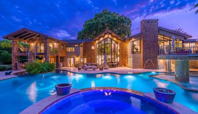STUNNING SCOTTSDALE MANSION ON CAMELBACK MOUNTAIN+LAZY RIVER+PUTT PUTT +SPORTCOURT+FIREPIT