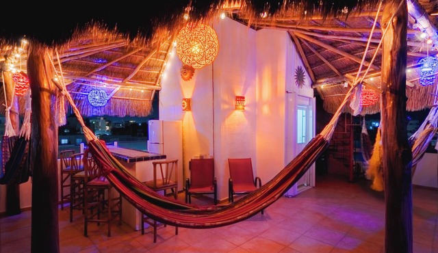 STUNNING SKY DECK/FERRY & BEACH 2min/POOL/SLEEPS 5-16/24-7 SECURITY/GARDEN PATIO