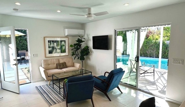 Stylish 1-bedroom Guesthouse with pool, close to town