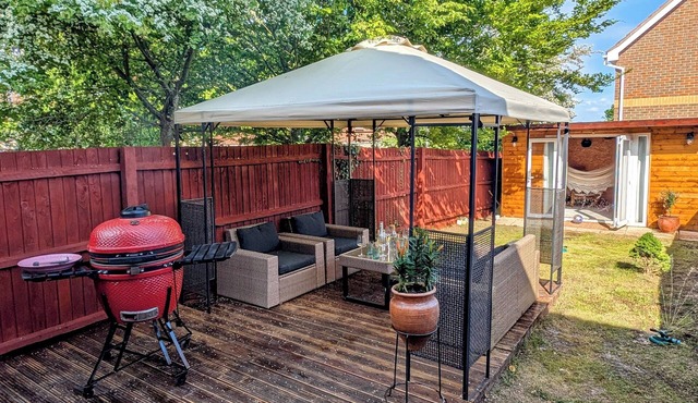 🏡 Stylish 2BR En-Suite Home | 25min Fast Train to London |Lakeside | BBQ + Shed