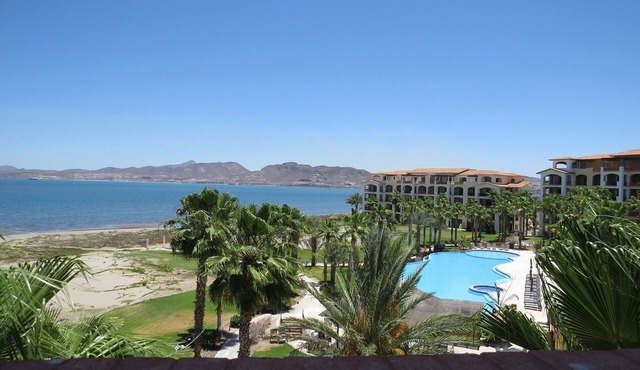 Stylish Beach Villa, Long Sunsets, Views from Every Room, Steps to Beach
