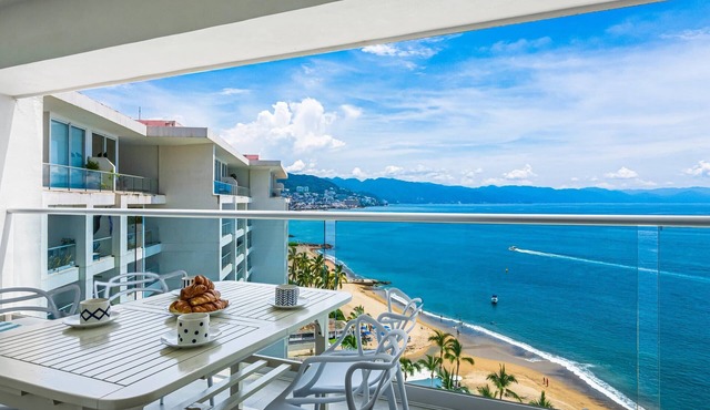 Stylish Beachfront 2BR | Balcony Sunsets & Pools
