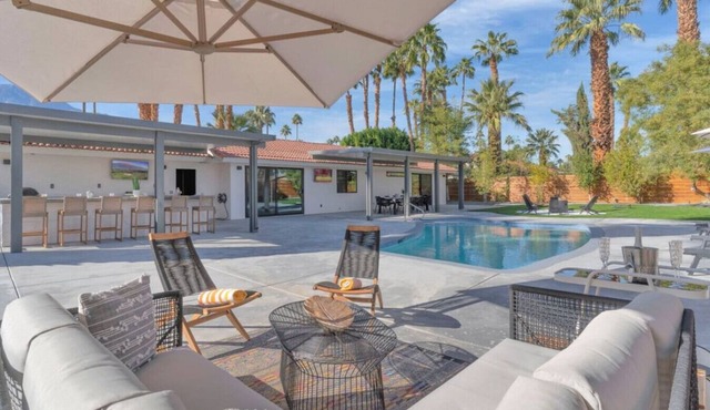 Stylish MCM|Great value, incredible property !Pool