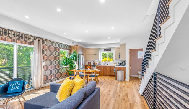 Stylish Sherman Oaks Townhouse W/3 Master Suites