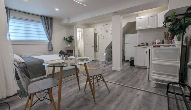 Stylish Studio, Steps to Transit in Montréal
