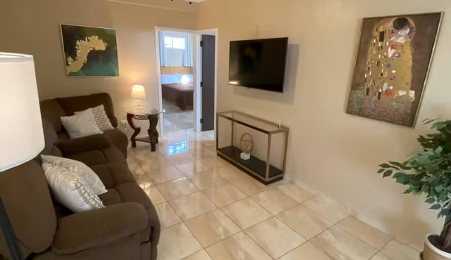 Suite 7 | Safe Area + 2 TV's | 15 min SY Border