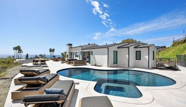 SUMMER RENTAL THROUGH 7/5! New Remodel. 5BR/5BA Malibu house with beach access