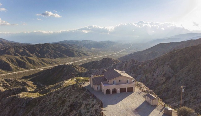Summit House Joshua Tree - Iconic Mountain Estate with Spa, Ping-Pong, Fire Pit