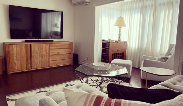 Sun-Filled Luxury Upper Condo, 10-Min Walk To Beach