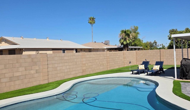 SUN, SUN, SUN! Enjoy spacious house with private heated pool and putting green!