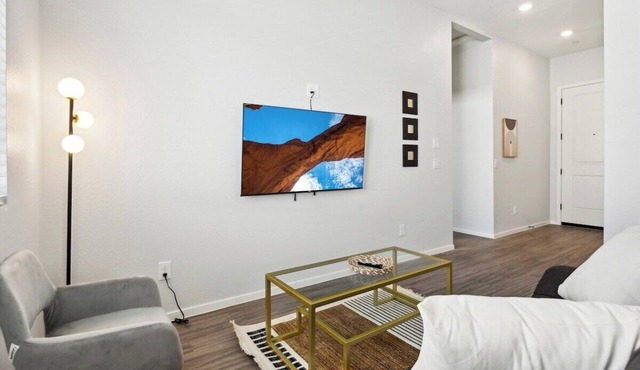 Sunny Contemporary Home in Canopy at Cottonwood