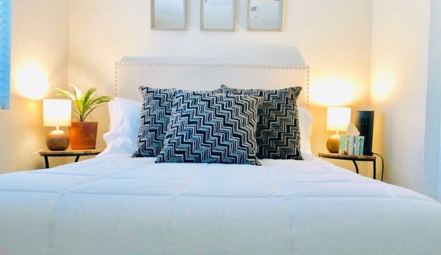Sunny Guest Suite w/large backyard - Pets Welcome