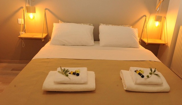 Sunny & Spacious Apartment in Delphi, 3 Bedrooms, 2 Bathrooms Sleeps 8 w/view in Delphi