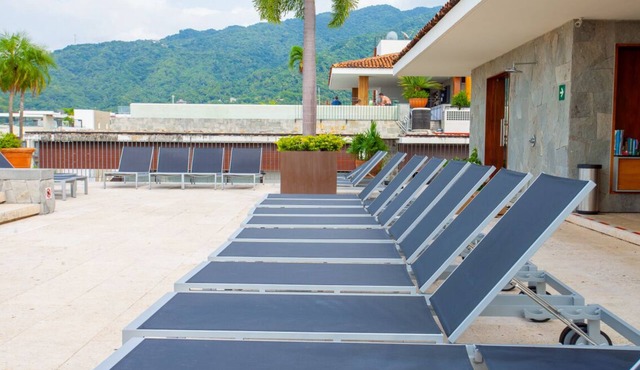 Sunny Studio in Romantic Zone. Steps to Beach.