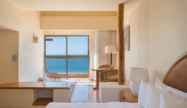 Sunny Studio Oasis with Easy Beach Access