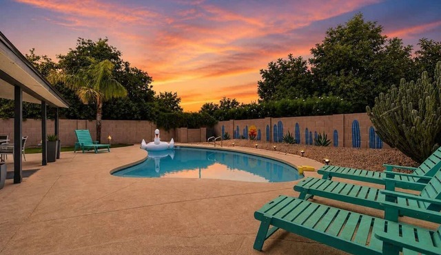 Sunrise-Sparkling Pool-BBQ Grill-Mins to Old Town