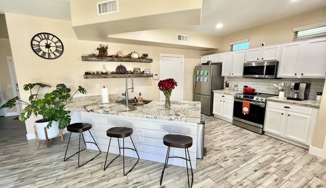 Sunset Retreat! Quiet, gated community, close to hiking and restaurants