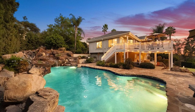 Sunset Ridge: Heated Pool Spa Zen Path Views EV Golf Family Friendly