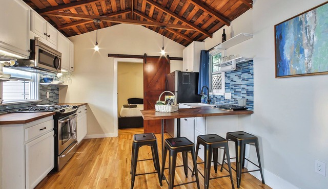 Surf Bungalow w/dedicated workspace+daybed