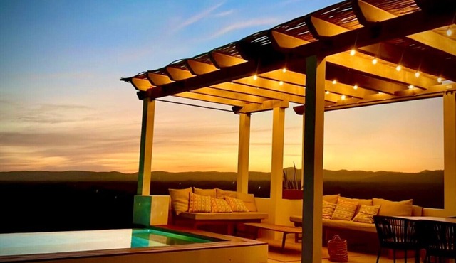 Surfers Hideaway · Walk to Beach · Private Garden · Pool & Jacuzzi