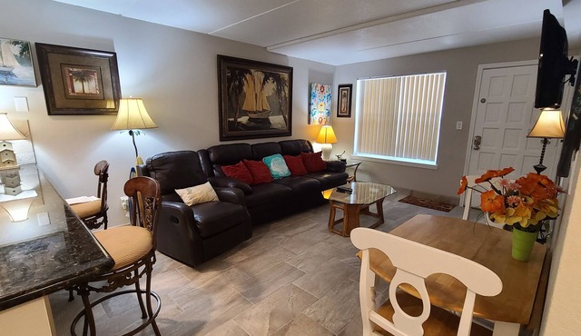 SURFSIDE 1 107 BEACH Condo 1 KING 2TVs Washerdyer HEATED POOL Hot tub
