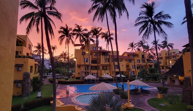 Sweet family spot, pool & mountain view decks, 5 min walk to beach.