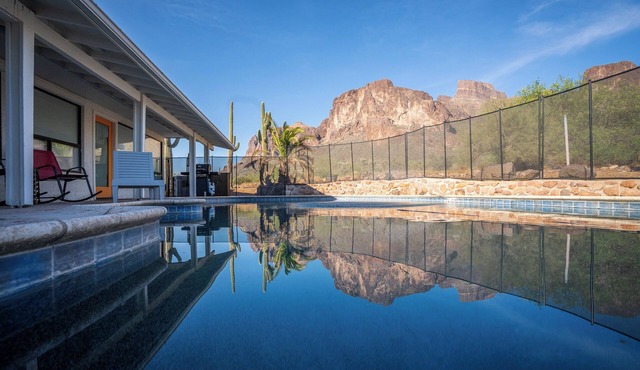 t Desert Oasis, Stunning MTN View w/Sparkling Pool & Hot Tub