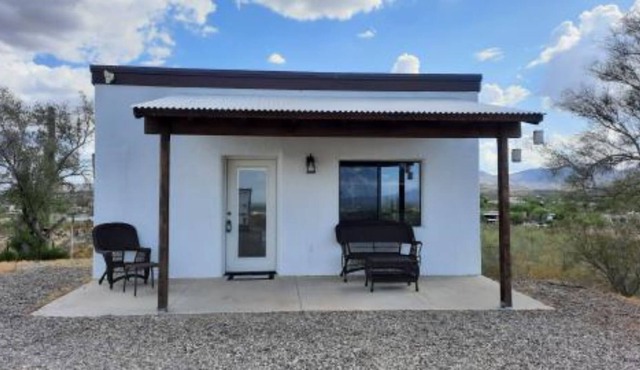 Take it easy at this unique and tranquil casita. Wonderful skyline city views.