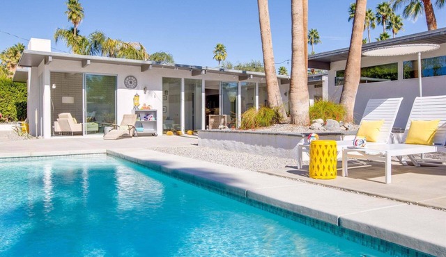 The Arrow – Swanky Mid-Mod Escape with large Pool!