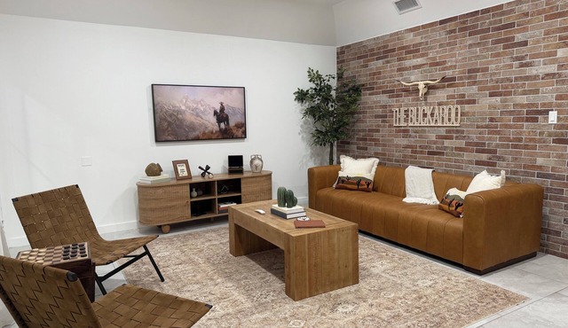 The Buckaroo - Your Modern-Western Stay