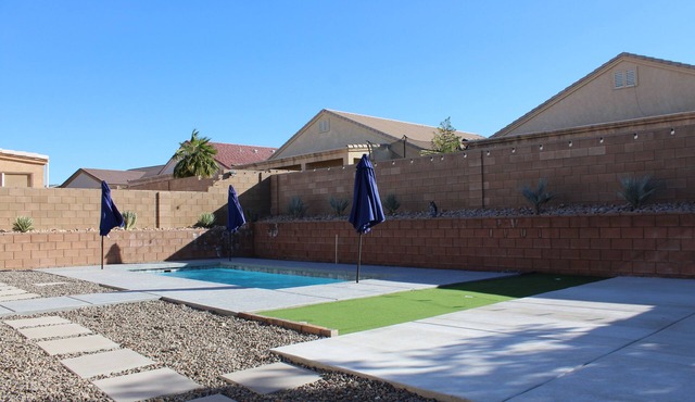 The Mohave Fort: Pool & Patio