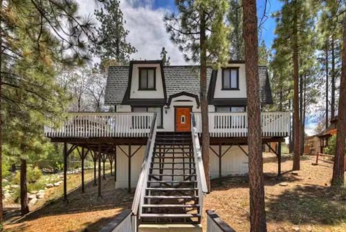 The Mountain Treehouse, Jacuzzi Large Backyard!